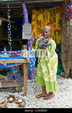 Isola di Lifou Nuova Caledonia - Lady tenendo premuto il granchio del cocco, Birgus latro Foto Stock