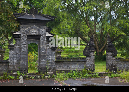 Un tempio indù in un villaggio rurale lungo la strada SIDEMAN - Bali, Indonesia Foto Stock