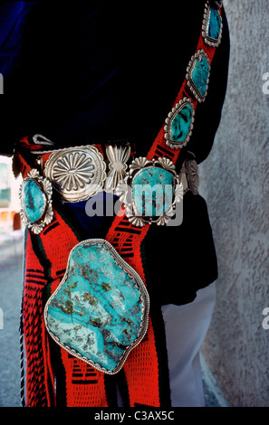 Questo magnifico turchese argento e gioielli indiani è stato realizzato e indossato da un Zuni Pueblo Native American in Albuquerque, Nuovo Messico, Stati Uniti d'America. Foto Stock