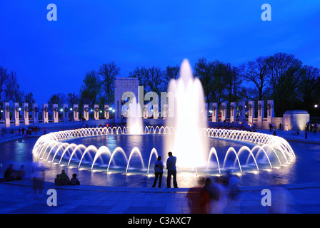 Memoriale della Seconda guerra mondiale con fontane di notte a Washington DC Foto Stock