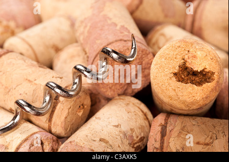 Una chiusura di un cavatappi e bottiglia di vino i tappi di sughero, noto anche come tappi per bottiglia. Foto Stock