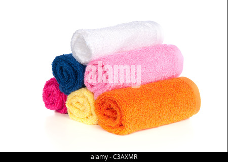 Sei coloratissimi asciugamani da bagno su sfondo bianco Foto Stock
