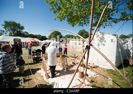 Carpenter operando a mano tradizionale tornio a Morden Hall Craft e Paese mostrano nel sud-ovest di Londra. Foto Stock