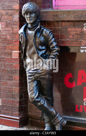 Statua di John Lennon vicino a quella originale Cavern Club, Matthew Street, Liverpool, Merseyside England. Foto Stock