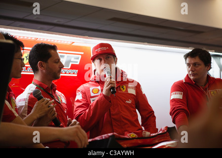 Shanghai: Kimi Raikkonen che parla ai tifosi Foto Stock