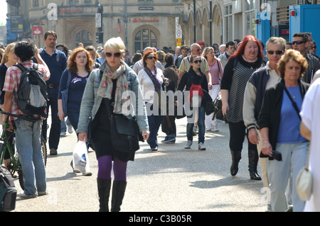 La strada affollata scena, Cornmarket Street, Oxford, Regno Unito Foto Stock
