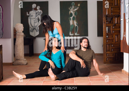 Esperto istruttore yoga insegnamento i suoi alunni Foto Stock