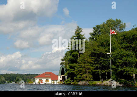 Una casa per le vacanze sul Lago di Muskoka in Ontario Cottage del paese in Canada. Nota la chiesa a forma di casa in barca. Foto Stock