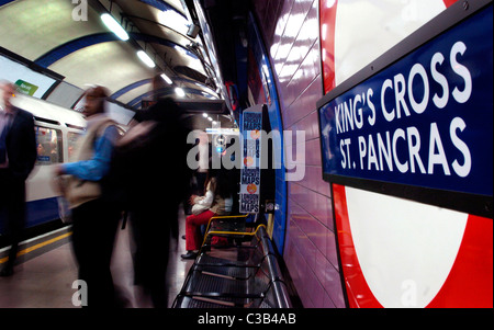 Persone in attesa su una linea di Piccadilly piattaforma a King's Cross St Pancras. Stazione della metropolitana Foto Stock