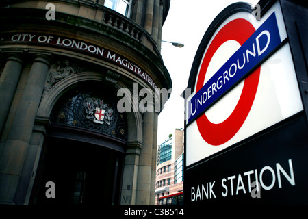 La città di Londra Magistrates Court accanto a una stazione della metropolitana di Bank entrata. Foto Stock