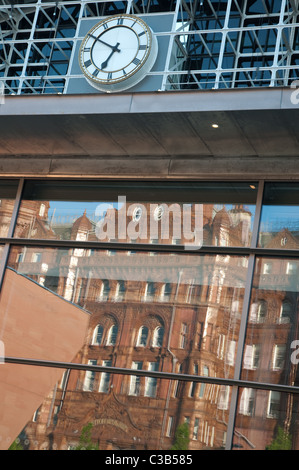 La riflessione di Midland Hotel nella facciata di vetro di Manchester Central Convention Complex Foto Stock