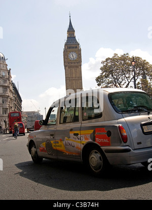 Un taxi per il trasporto di un annuncio da onnipresente aziona attraverso la piazza del Parlamento, Londra. Foto Stock