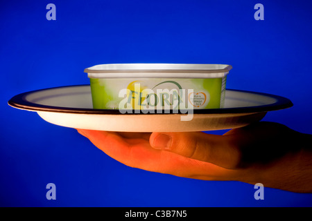 Un uomo con la Flora margarin; un marchio Unilever. Foto Stock