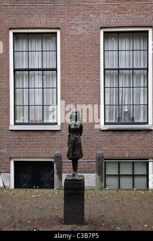 Una statua di Anne Frank vicino a casa di Anna Frank in Amsterdam Foto Stock