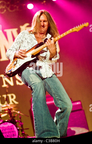 Mark Matejka di Lynyrd Skynyrd esibirsi dal vivo presso la Glasgow Clyde Auditorium, come parte della loro "dio & Guns' World Tour. Glasgow, Foto Stock