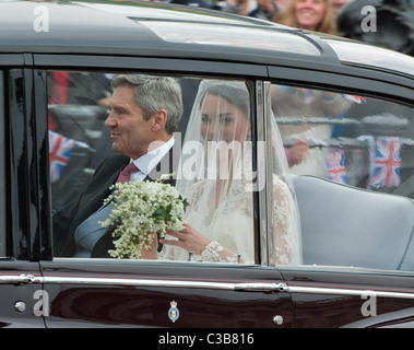 Le nozze del principe William e Catherine Middleton. Il 29 aprile 2011. Catherine Middleton onde come Lei viaggia in rotoli Foto Stock