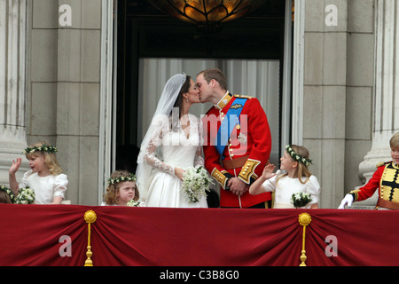 Le nozze del principe William e Catherine Middleton. Il 29 aprile 2011. Il Duca e la Duchessa di Cambridge condividono un bacio sulla Foto Stock