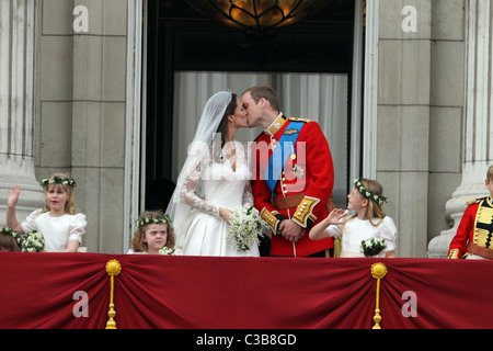 Le nozze del principe William e Catherine Middleton. Il 29 aprile 2011. Il Duca e la Duchessa di Cambridge condividono un bacio sulla Foto Stock