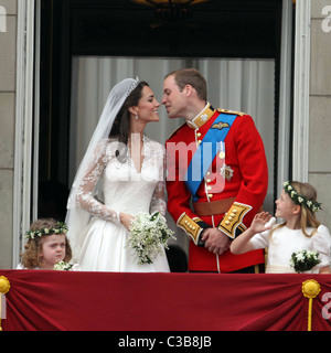 Le nozze del principe William e Catherine Middleton. Il 29 aprile 2011. Il Duca e la Duchessa di Cambridge condividono un bacio sulla Foto Stock