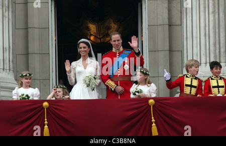 Le nozze del principe William e Catherine Middleton. Il 29 aprile 2011. Il Duca e la Duchessa di Cambridge onda per il folle Foto Stock