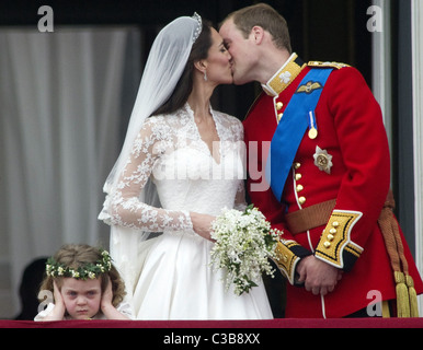 Le nozze del principe William e Catherine Middleton. Il 29 aprile 2011. Sposi condividere un bacio sul balcone a Foto Stock