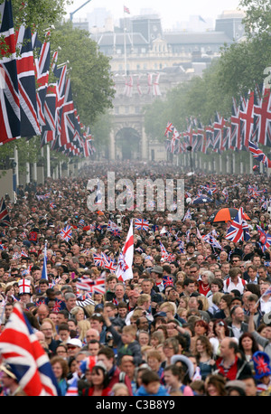 Le nozze del principe William e Catherine Middleton. Il 29 aprile 2011. Una folla di gente che sventolano le bandiere britanniche come essi attendere Foto Stock