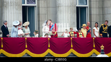 Le nozze del principe William e Catherine Middleton. Il 29 aprile 2011. Sposi condividere un bacio sul balcone a Foto Stock