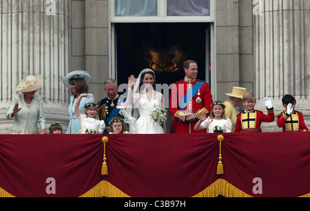 Le nozze del principe William e Catherine Middleton. Il 29 aprile 2011. Sposi stand sul balcone a Foto Stock