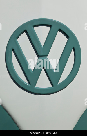 VW logo su Volkswagen camper, presso la Stanford Hall, Regno Unito Foto Stock