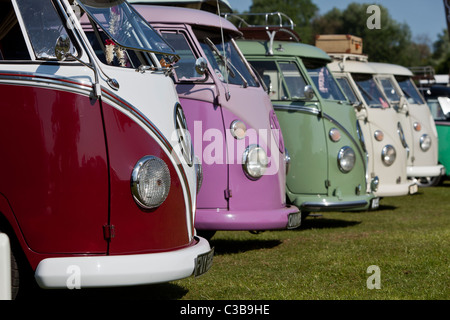 VW Camper, split screen modello, schierati al VW mostra presso la Stanford Hall Foto Stock