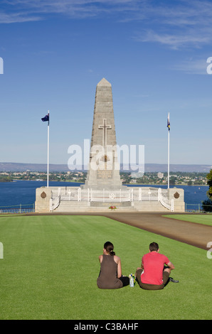 Un paio di sedersi vicino a Stato War Memorial, il Kings Park di Perth, Western Australia Foto Stock