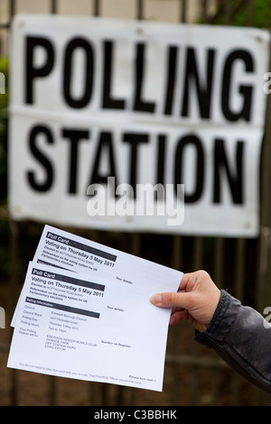 Persona di andare a votare in un seggio elettorale per le elezioni locali e referendum su AV Inghilterra GB UK Foto Stock
