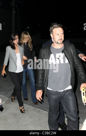 David Arquette, Courteney Cox e Jennifer Aniston lasciare la Staples Center dopo aver guardato un Fleetwood Mac concerto Los Angeles, Foto Stock