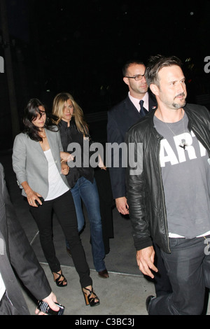 Courteney Cox, Jennifer Aniston e David Arquette lasciare la Staples Center dopo aver guardato un Fleetwood Mac concerto Los Angeles, Foto Stock