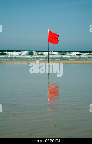 Bandiera rossa di avvertimento sulla Porthmeor Beach, St Ives Cornwall Regno Unito Foto Stock