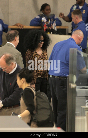 Diana Ross fa il suo modo attraverso i controlli di sicurezza per la partenza lounge a LAX. Los Angeles, California - 29.05.09 Foto Stock