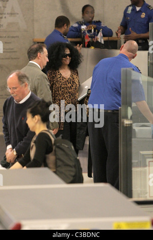 Diana Ross fa il suo modo attraverso i controlli di sicurezza per la partenza lounge a LAX. Los Angeles, California - 29.05.09 Foto Stock