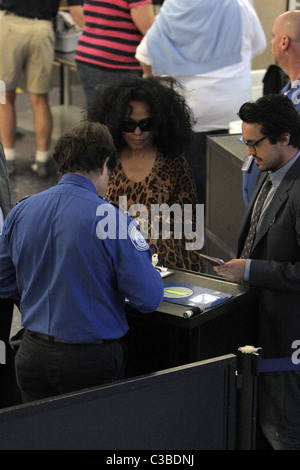 Diana Ross fa il suo modo attraverso i controlli di sicurezza per la partenza lounge a LAX. Los Angeles, California - 29.05.09 Foto Stock