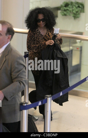 Diana Ross fa il suo modo attraverso i controlli di sicurezza per la partenza lounge a LAX. Los Angeles, California - 29.05.09 Foto Stock