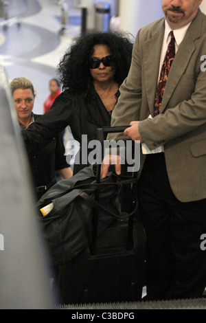 Diana Ross fa il suo modo attraverso i controlli di sicurezza per la partenza lounge a LAX. Los Angeles, California - 29.05.09 Foto Stock