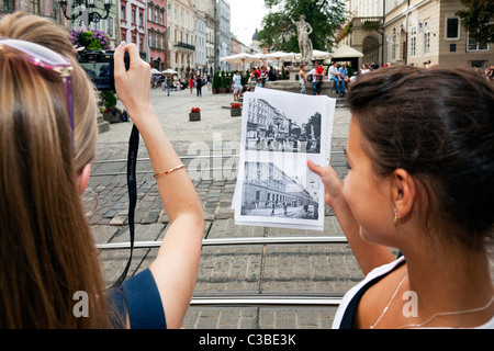 Studente fotografo, Rynok Square, Leopoli, Ucraina Foto Stock