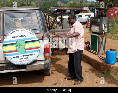 Operatore della stazione in corrispondenza di una stazione di benzina in alla Marangu village, il Parco Nazionale del Kilimanjaro, Tanzania, Africa orientale, Africa Foto Stock