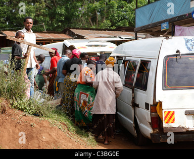 Servizio di minibus in alla Marangu village, il Parco Nazionale del Kilimanjaro, Tanzania, Africa orientale, Africa Foto Stock