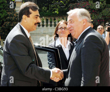 Il Pakistan il Primo ministro, Syed Yousuf Raza Gilani essendo ricevuti da Gerard Larcher Presidente del Senato francese, Foto Stock