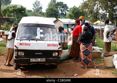 Servizio di minibus a Moshi, alla Marangu village, il Parco Nazionale del Kilimanjaro, Tanzania, Africa orientale, Africa Foto Stock