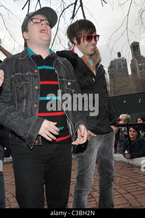 Patrick Stump, Pete Wentz Fall Out Boy impostato per eseguire gratuitamente un mini-concerto per i loro fans in Washington Square Park a Foto Stock