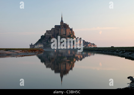 Le Mont St Michel bagnata in morbido di prima mattina luce Alba Normandia Francia Foto Stock