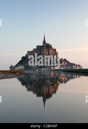 Le Mont St Michel bagnata in morbido di prima mattina luce Alba Normandia Francia Foto Stock