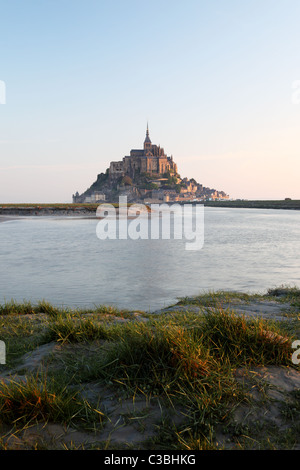 Le Mont St Michel bagnata in morbido di prima mattina luce Alba Normandia Francia Foto Stock