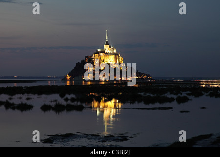 Le Mont St Michel si riflette nel mare di notte Normandia Francia Foto Stock